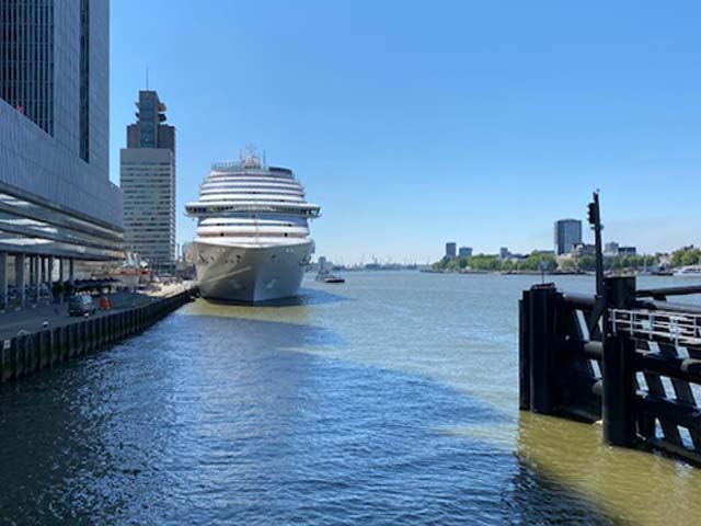 Costa Diadema aan Cruise Terminal Rotterdam